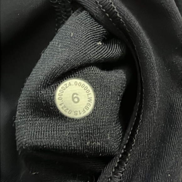 Lululemon size 6 navy scalloped legging - Picture 5 of 6